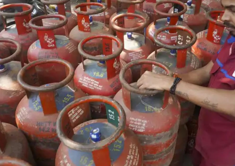 পশ্চিম এশিয়া সংঘাতের মধ্যেই গ্যাসের দাম বৃদ্ধি, মধ্যবিত্তের মাথায় হাত